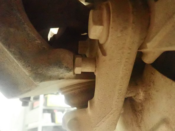 Check that the stabilizer still have a small amount of shaft travel when fully steer to the right. Red part must not touch the black eyelet.