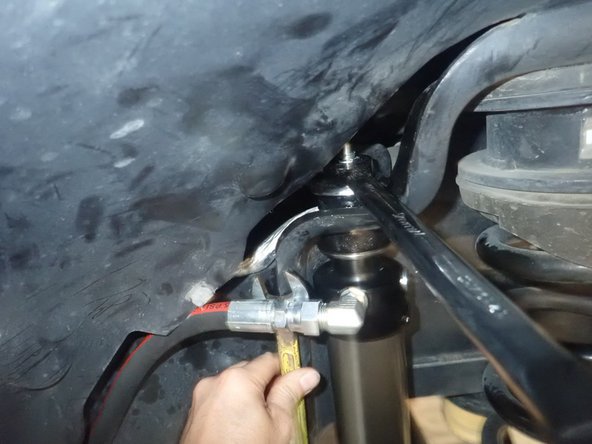 Before droping the vehicule, make sure coil springs are aligning well at their position.