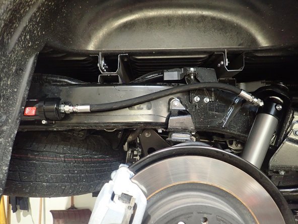 When the reservoir is placed properly, apply thread locker on the clamp's bolts and torque them to 10 Ft-Lb.