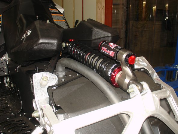 Install the Elka rear shock with the piggyback and rebound facing upwards as shown on the photo.