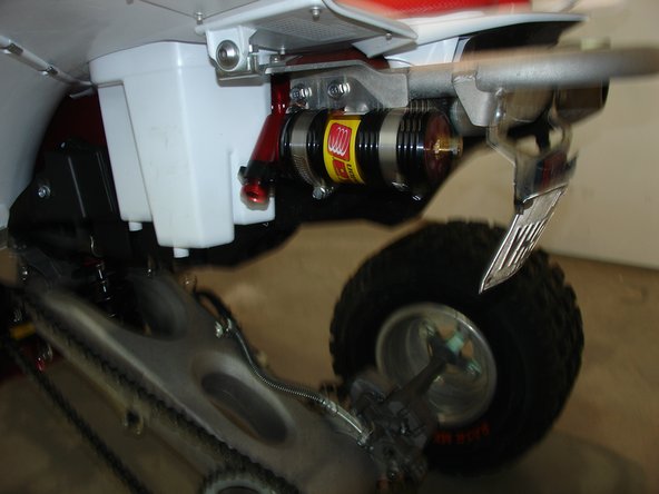 Install the rear fender and make sure there is no interference between the fender and the hose.