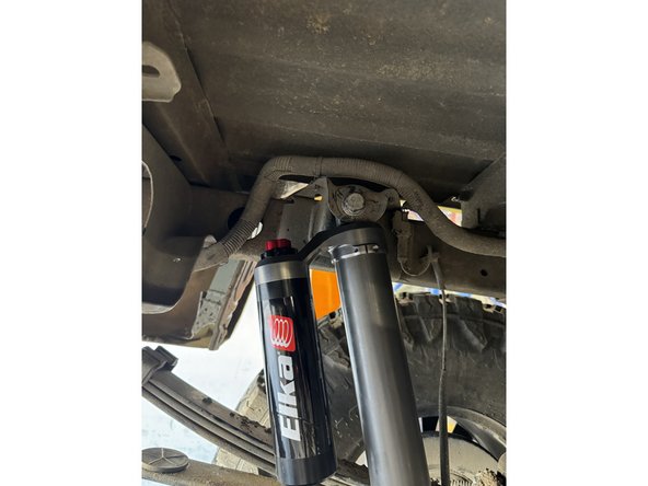 Both sides : Install the rear shock with the reservoir facing the rear of the vehicle.