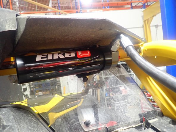 Install the reservoir clamp close to the reservoir head as shown. Clamping reservoir in the middle of the rezzy can cause internal floating piston friction.