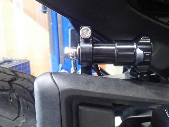 Fix the hydraulic preload reservoir using supplied longer bolt as shown. The bracket should be placed at the end of reservoir as shown.