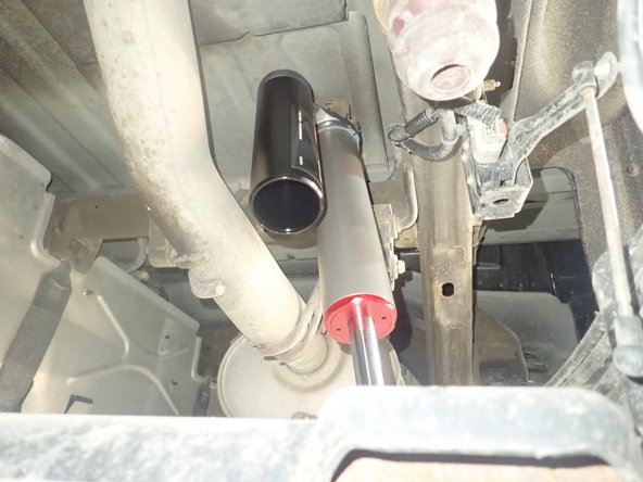 RIGHT SIDE: Install rear right shock with the head to the top and the reservoir facing the rear of vehicle as shown.