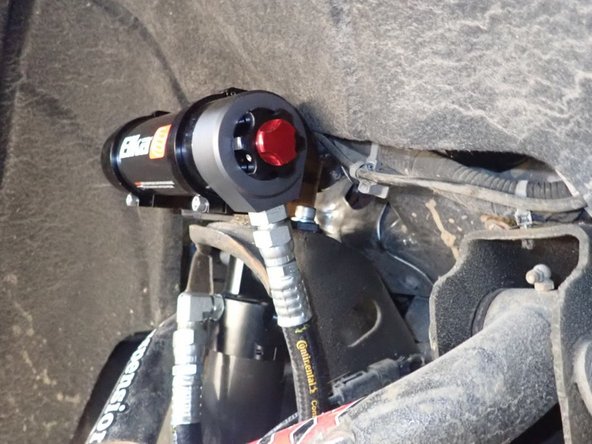 When reservoir is placed properly, apply threads locker on clamp's bolts and torque them at 10 ft.lb.