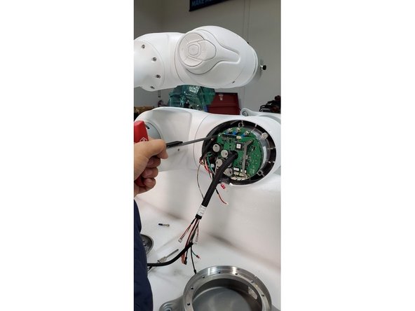 Use a torque wrench and apply a torque of 13Nm.