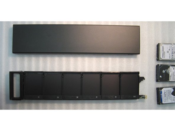 Den Schlitten aus dem Gehäuse ziehen