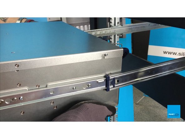 
Richten Sie die inneren Arme, die mit den &auml;u&szlig;eren Armen zu Ihrem G5000-Controller angebracht sind
