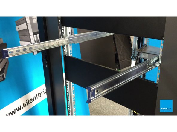 
Ziehen Sie die &auml;u&szlig;eren Arme der Rack-Schienen heraus, die auf Ihrem Rack montiert wurden
