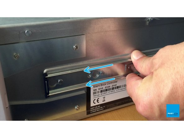 
Schieben Sie den inneren Arm der Rack Slide auf der R&uuml;ckseite des Controllers, um sie in Position zu verriegeln
