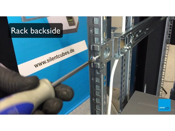 
Lock-Rack-Schienen auf Rack-R&uuml;ckseite mit Schrauben, wie gezeigt
