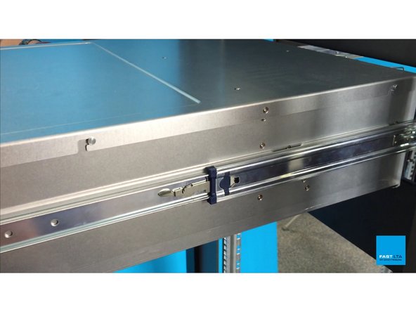 
Schieben G5000-Controller auf halbem Weg in das Rack, bis der Hebel an den inneren Arm Verriegelungen
