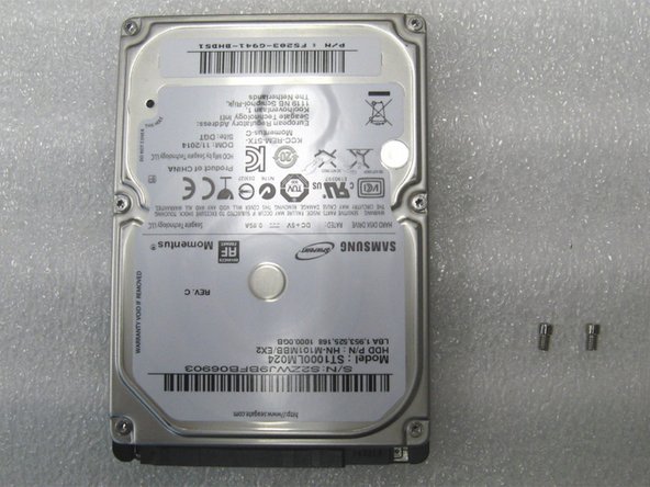 Jeweils zwei Innensechskantschrauben mit Hilfe eines passenden Schraubendrehers seitlich in die Festplatte einschrauben.