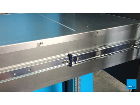 
Schieben G5000-Controller auf halbem Weg in das Rack, bis der Hebel an den inneren Arm Verriegelungen
