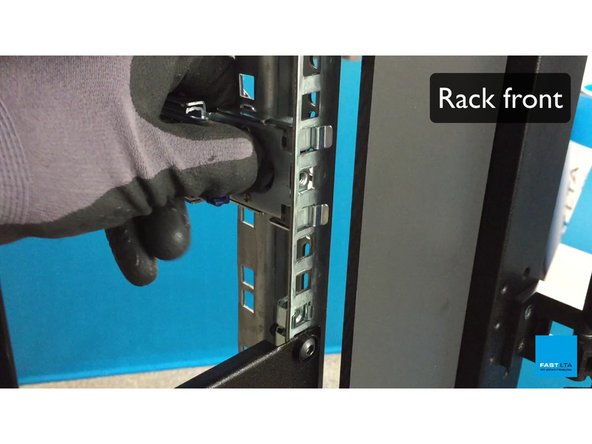 
Ziehen Sie den runden Hebel die vorderen Stifte klammern sich an Ihrem Rack zu lassen zur&uuml;ck
