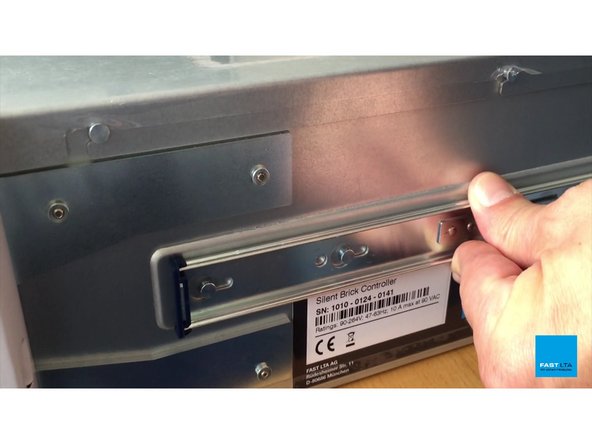 
Platzieren Innenarm des Rack-Slide auf der Seite der G5000-Controller so, dass die L&ouml;cher in dem inneren Arm mit den Stiften auf der Contoller ausrichten
