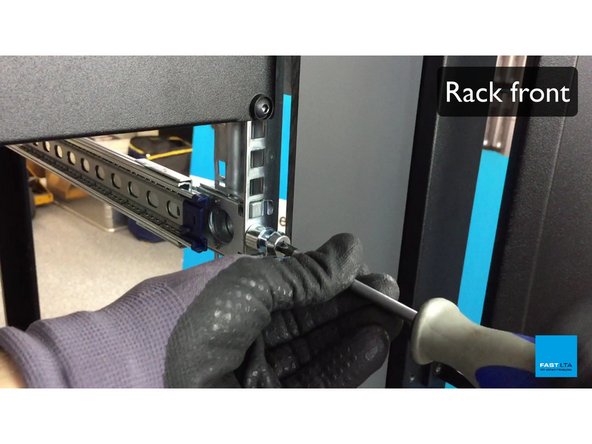 
Lock-Rack-Slide auf Rack-Vorderseite mit Schrauben, wie gezeigt
