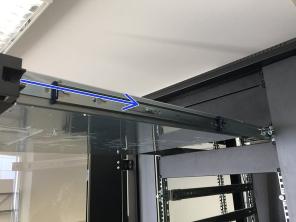 
Schieben Sie das G2000 vorsichtig in die Rackhalterung
