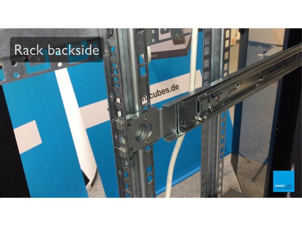 
Legen Sie die R&uuml;ckseite Stifte der &auml;u&szlig;eren Arme der Rack Schieben Sie in Ihrem Rack
