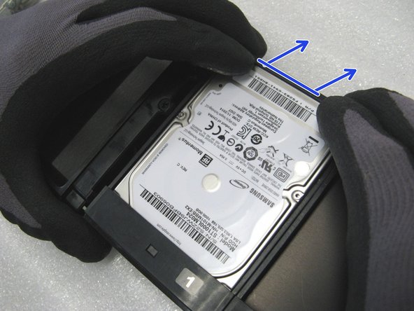 Drücke die Plastik-Lasche nach oben