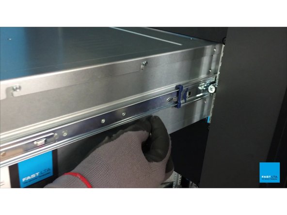 
L&ouml;sen zweiten Hebel im Rack und weiterhin die G5000-Controller in das Rack Schiebe
