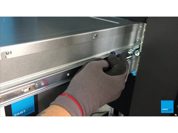 
L&ouml;sen zweiten Hebel im Rack und weiterhin die G5000-Controller in das Rack Schiebe
