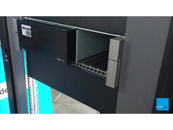 
Schieben Sie G5000-Controller in das Rack, bis beide Rack-Flansche eingeklinkt haben
