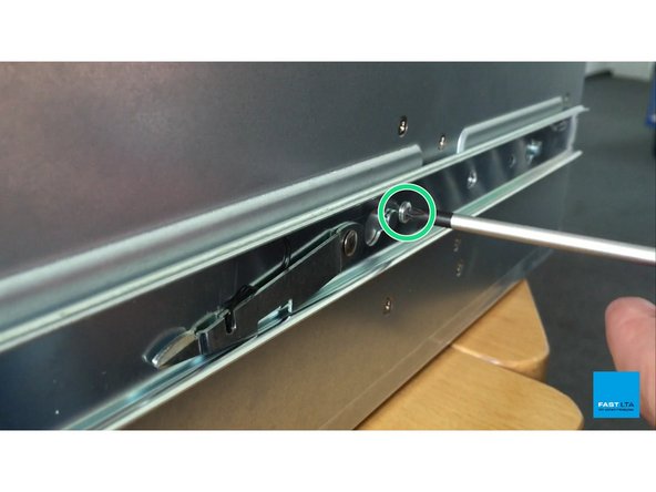 
Fixieren Sie Innenarm der Rack-Schiene mit je zwei Schrauben, wie in den Bildern gezeigt
