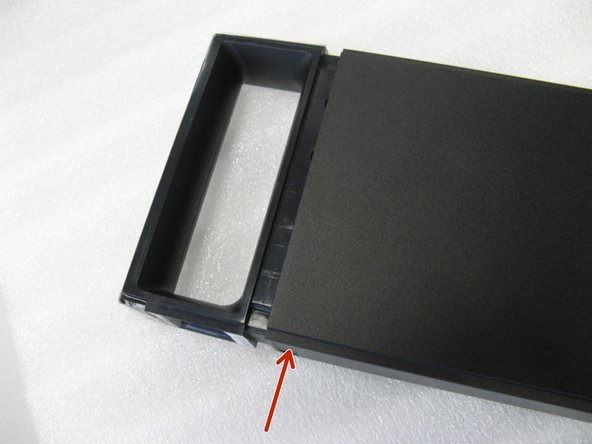 Abhängig vom Modell die zweite Entriegelung an der Front eindrücken