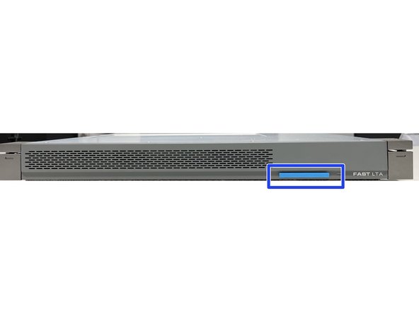 
Alle H1000 Head Units verf&uuml;gen &uuml;ber eine herausziehbare Karte auf der Vorderseite, die die folgenden Informationen enth&auml;lt.
