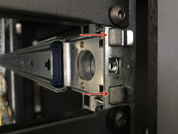 
Den Rack-Schlitten in das Rack einrasten
