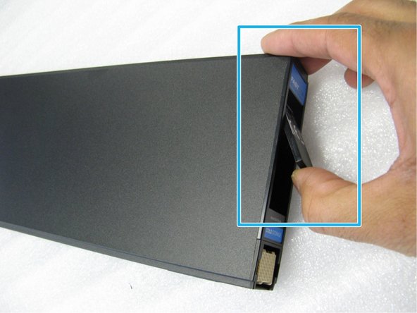 Container auspacken und mittels Hebel an der Rückseite öffnen.