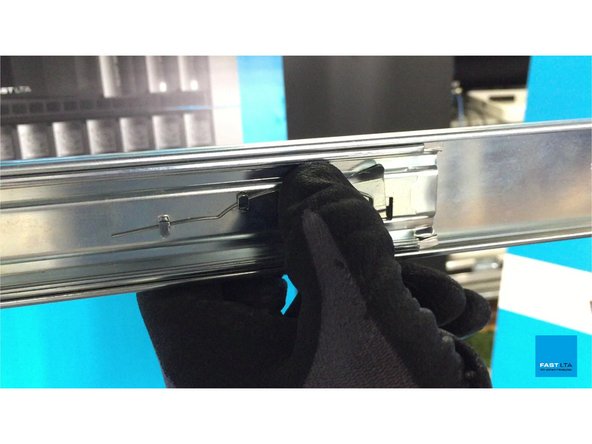 
L&ouml;sen zweiten Hebel im Rack und weiterhin die G5000-Controller in das Rack Schiebe
