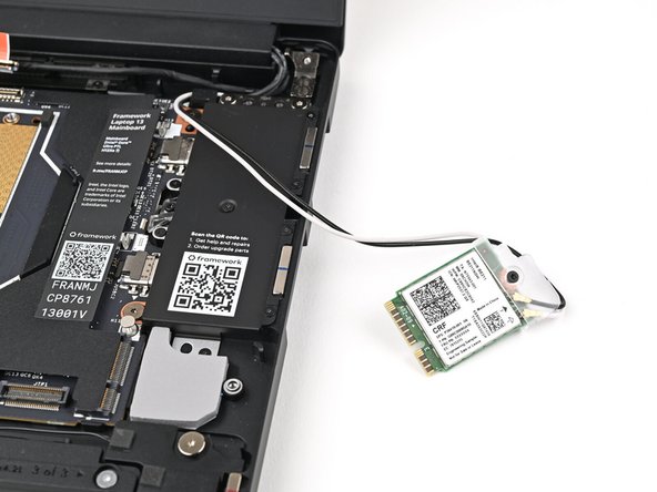 Keep the plastic bracket attached to the module to prevent the cables from disconnecting.
