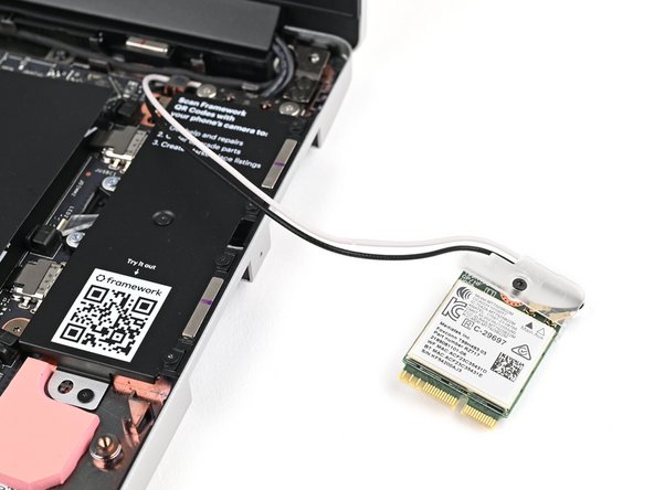 Keep the plastic bracket attached to the module to prevent the cables from disconnecting.