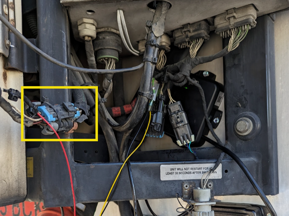 Behind the control panel you will find a 2-pin plug for the refrigeration unit's START / RUN switch.