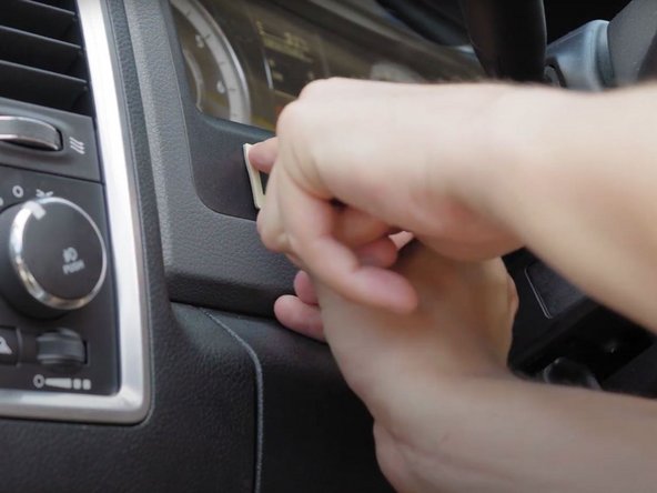 Remove the backing of the adhesive tape and apply to the mounting location. Hold the adhesive firmly in place for 60 seconds.