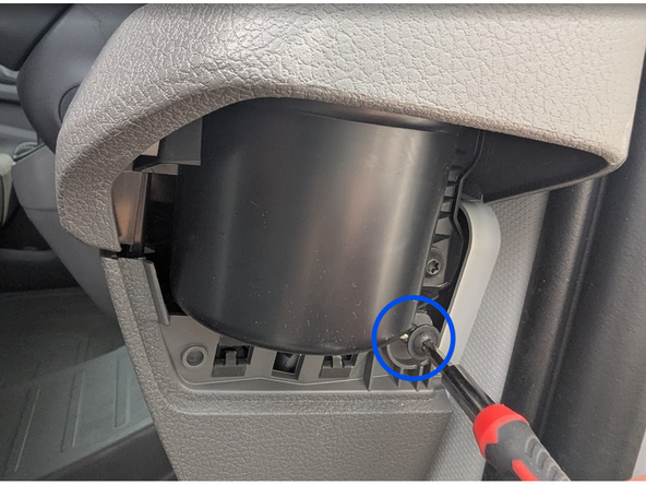 Loosen and extract the screw indicated in the photo to remove the lower trim panel.