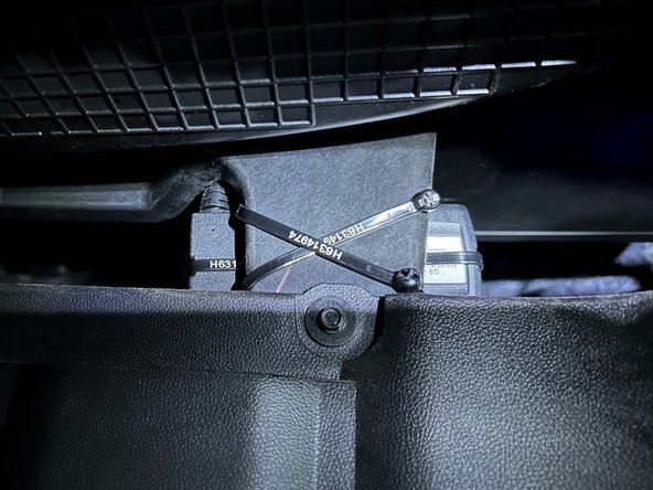 Secure the GO device to the dash bracket using at least 2 cable ties making sure the GPS antenna (serial number) points toward the back of the vehicle.