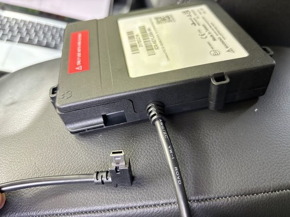 Remove the IOX termination shunt of the IOX-KEYLESS and connect the IOX-NFCREAD.