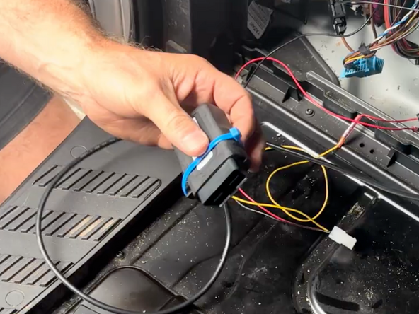 Plug in the 90° USB connector from the IOX-CLAMP into the GO device.