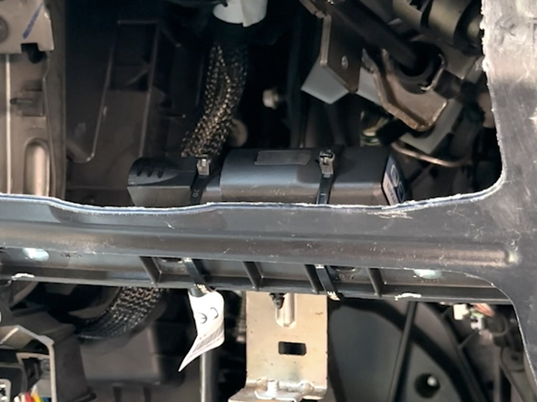 The device must not be secured with bottom side (side with serial number sticker) facing in direct contact of metal!