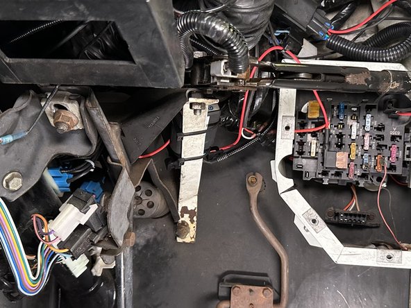 Some vehicles may have an additional bracket under the dash. Mount the GO device as shown.