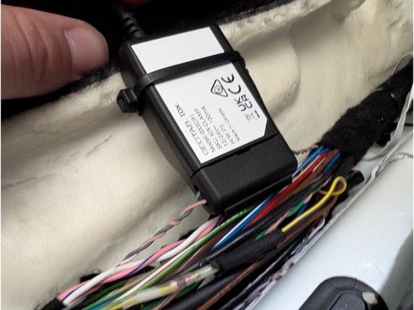 Attach the IOX-Clamp to the pink-white and grey wire