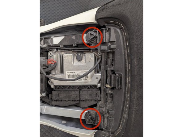 Remove the 2 screws using the appropriate tool from the onboard toolkit.