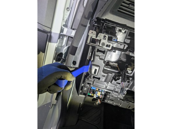 Remove the door side panel from the origin as shown with a panel removal tool.