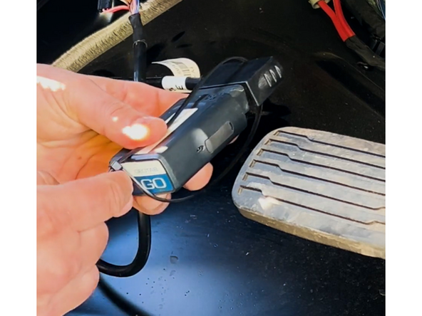 Attach the female long end of the harness to the GO device and secure with a cable tie. Trim any excess tie.