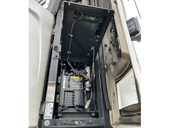 Verify that the ignition interface point has 12V/24V when the refrigeration unit's START / RUN switch is ON.