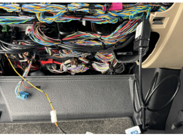 This connector has multiple twisted pairs of blue and green wires. Attach the UREADER or IOX-CLAMP to any of these blue and green wire pairs.